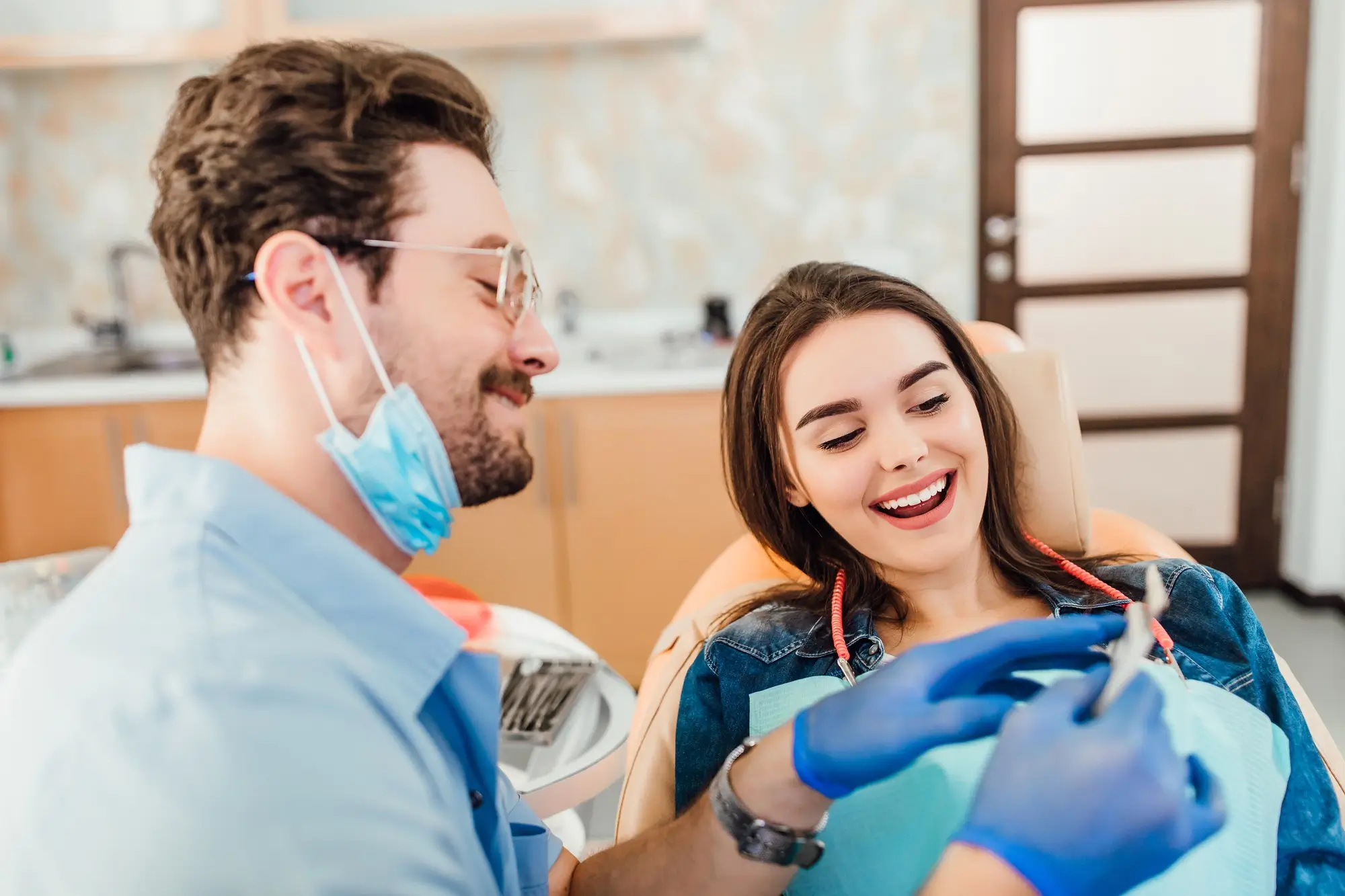 Dentist explaining treatment options to a patient using a dental model during a consultation